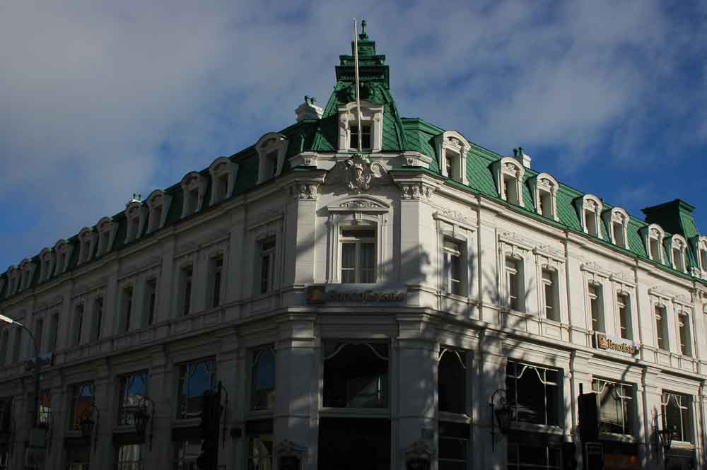 82 - Chile - Punta Arenas, edificio del banco del Estado